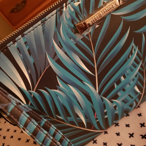 Nwt Steve madden large pouch wristlet green - Picture 2 of 3